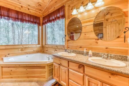Villa The Great Escape - Min From Parkway With Hot Tub à Gatlinburg Extérieur photo