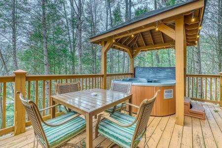 Villa The Great Escape - Min From Parkway With Hot Tub à Gatlinburg Extérieur photo