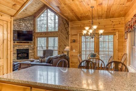 Villa The Great Escape - Min From Parkway With Hot Tub à Gatlinburg Extérieur photo