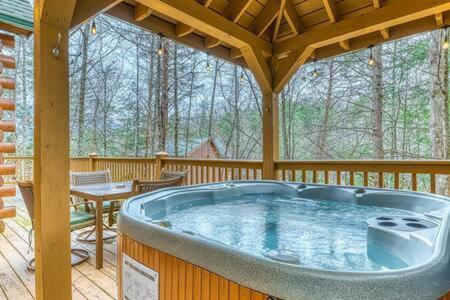 Villa The Great Escape - Min From Parkway With Hot Tub à Gatlinburg Extérieur photo